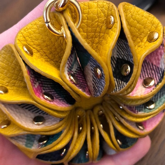 Burberry Flower Keychain - Picture 7 of 8